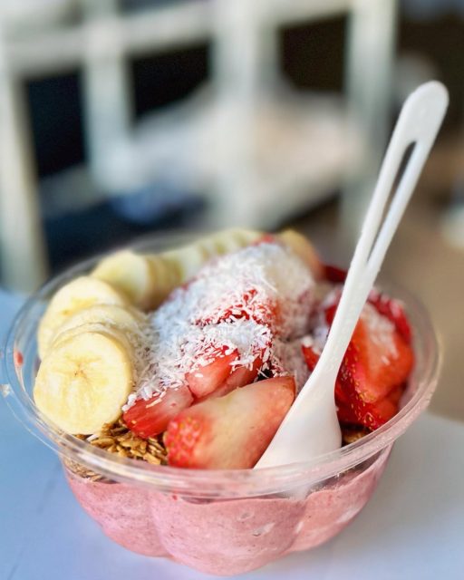 Just the right amount of sweetness! #rinconbowl : açaí bowl with strawberries, coconut, bananas, granola, no-honey 🍌🥥🍓😍